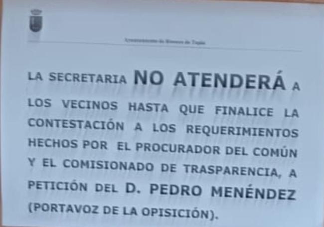 Cartel colocado en la puerta de la secretaria del ayuntamiento de Rioseco de Tapia.