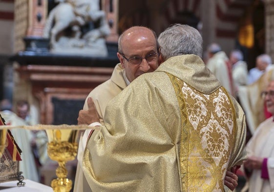 El nuevo obispo de Córdoba recibe la felicitación en su toma de posesión.