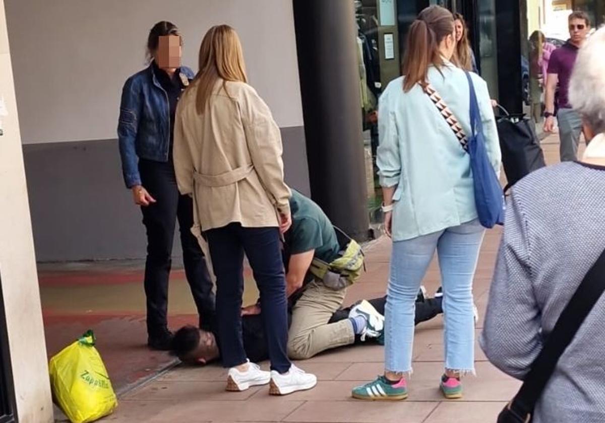 Agentes de paisano retienen a un joven que había robado en el Zara de Ordoño