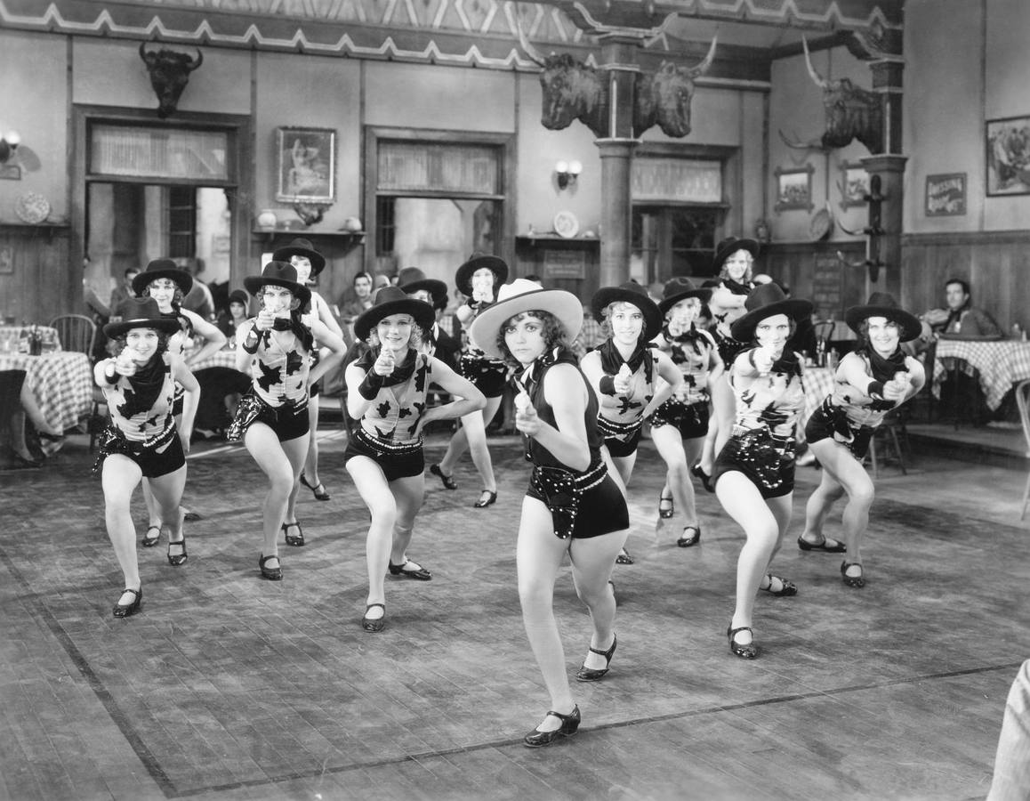 Aunque en España no sea tan popular, seguro que alguna vez lo has bailado... Y si no que le pregunten a Coyote Dax y su conocidísima "No rompas más". Tal y cómo su traducción literal indica, el Line Dance es un 'baile en línea' tradicionalmente asociado a la música Country de Estados Unidos, aunque en realidad se puede adaptar a casi cualquier género musical. Los bailarines se agrupan en líneas mientras ejecutan una serie de pasos al tiempo. En España hay una asociación que se ocupa de poner en contacto a particulares y profesionales y organiza varias competiciones y exhibiciones. No confundir con el Flash Mob.