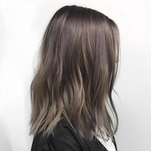 Rubio ceniza en cabello oscuro