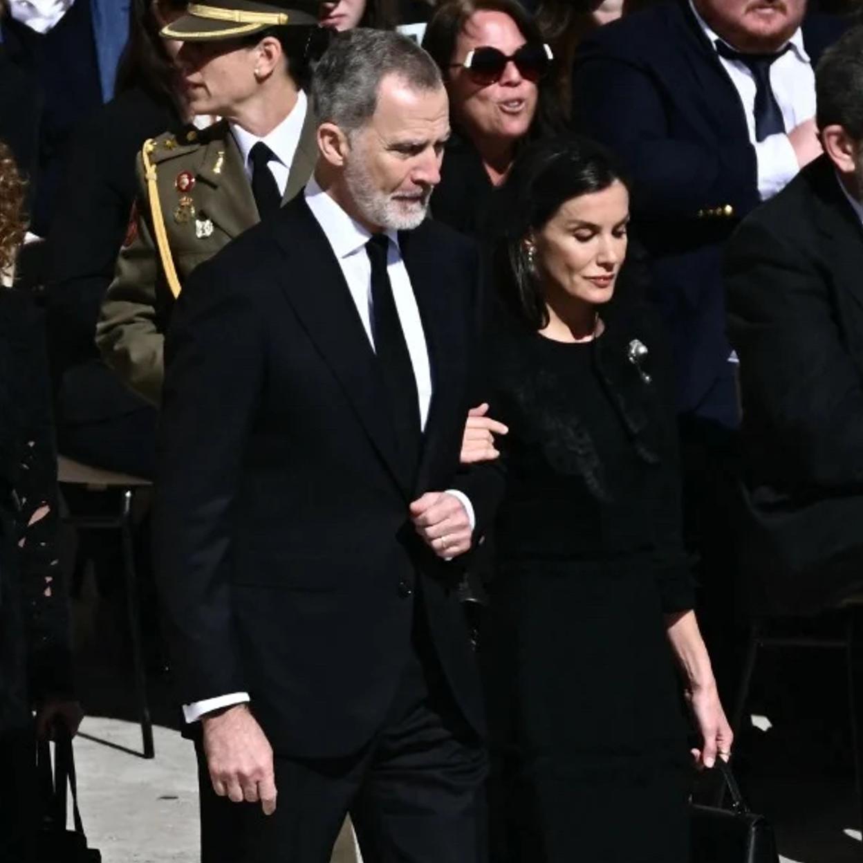 El nieto de Kennedy elogia la elegancia de Felipe VI en el funeral del Papa: "El traje perfecto"