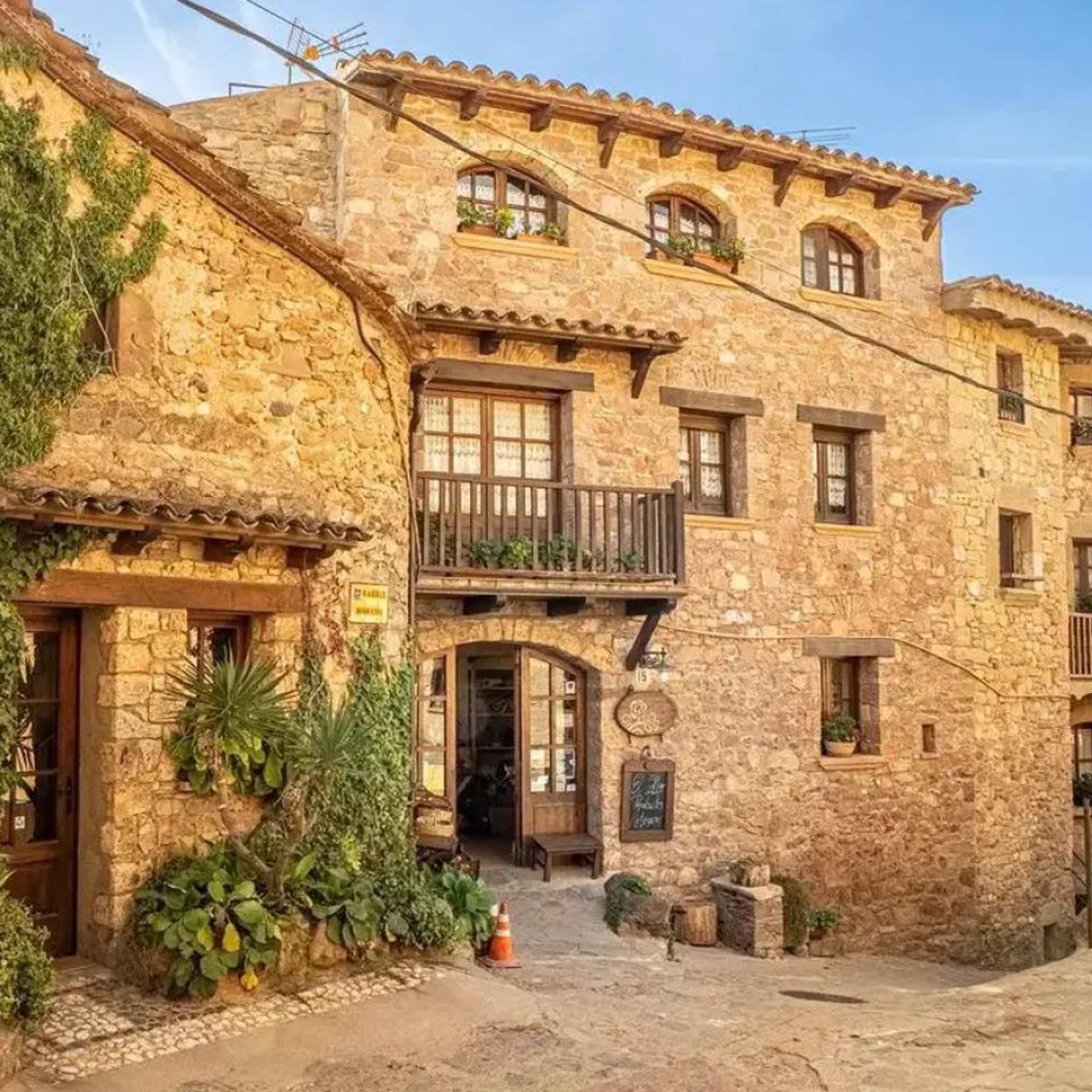 El pueblo medieval cerca de Barcelona que enamora a los turistas de todo el mundo