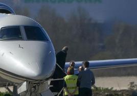 Momento el que el rey emérito Juan Carlos, baja del avión privado, donde ha aterrizado a las 11.30 horas de este miércoles en el aeropuerto de Foronda (Vitoria).