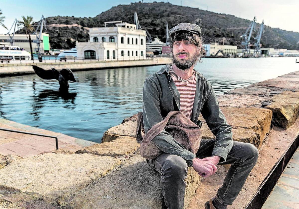 David Uclés posa en el puerto de Cartagena.