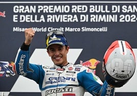 Marc Márquez aprovecha un chaparrón para volver a ganar en Misano