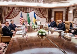 Las delegaciones de Estados Unidos y de Ucrania en Yeda.