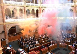 La oposición protesta contra la prohibición del Orgullo LGTBI en el Parlmanteo de Hungría.