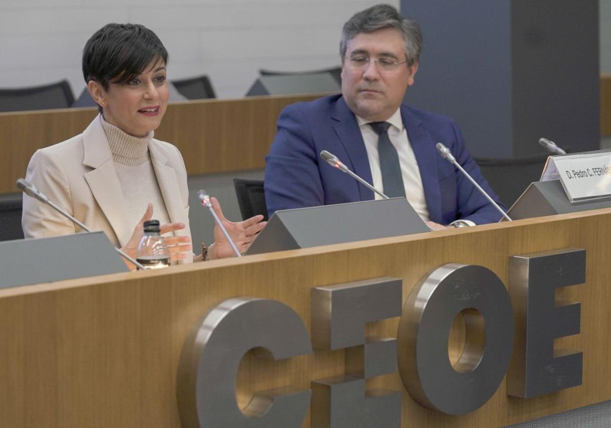 La ministra de Vivienda, Isabel Rodríguez, junto al presidente de la CNC, Pedro Fernández Alén, en la sede de la CEOE