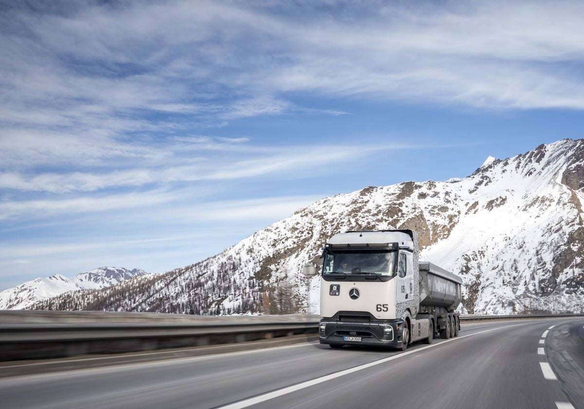 Daimler prueba prototipos de camiones de pila de combustible en los Alpes suizos