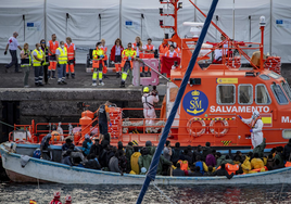Un cayuco a su llegada al puerto de La Restinga, en la isla de El Hierro