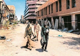 Combatientes leales al ejército patrullan una zona de mercado en Jartum el pasado 24 de marzo.