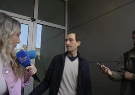Evaristo Valentí, ex director del conservatorio superior de Badajoz, atiende a los medios de comunicación este martes a las puertas de los juzgados tras su declaración ante Biedma.