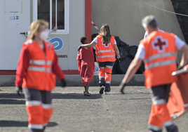 Efectivos de Cruz Roja atienden a un menor migrante en Canarias