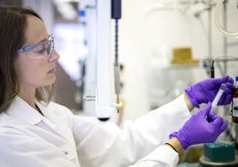 Una de las investigadoras del laboratorio que fabrica el fármaco contra la hepatitis C.