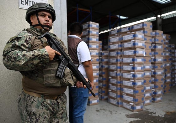Un soldado custodia el material electoral en Ecuador.