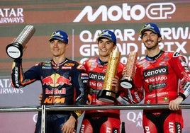 Marc Márquez, entre Maverick Viñales y Pecco Bagnaia, tras ganar el GP de Catar.