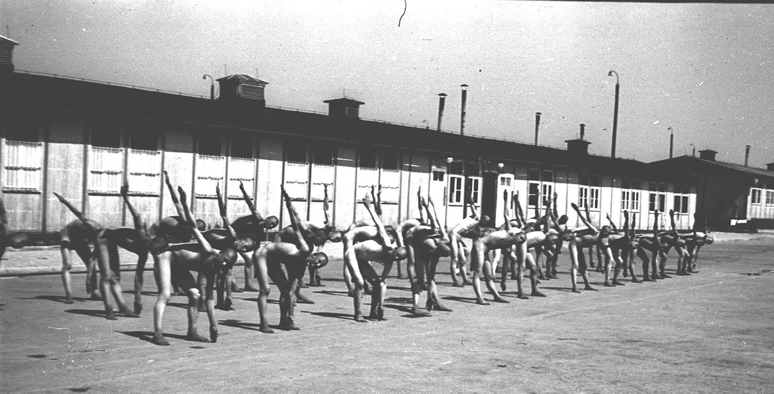 Prisioneros malnutridos y desnudos hacen ejercicio en el patio. Amical de Mauthausen