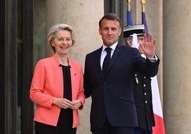 La presidenta de la Comisión Europea, Ursula von der Leyen, y el mandatario francés, Emmanuel Macron, este lunes en París.