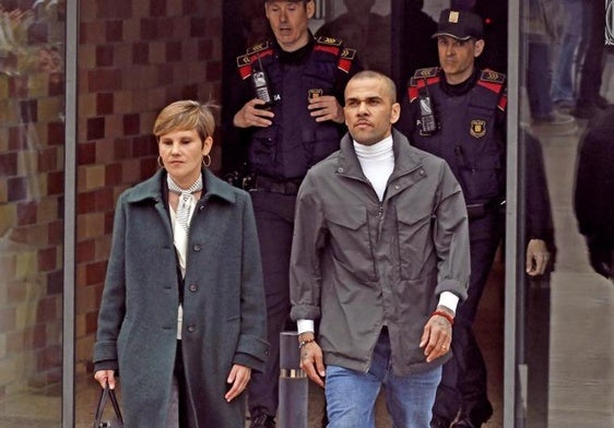 Dani Alves a su salida de la cárcel.