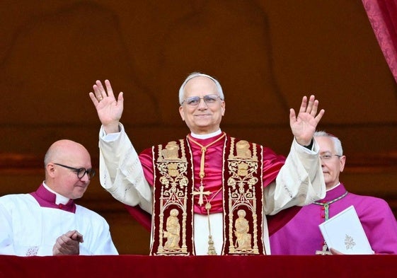 El Papa León XIV se asoma al balcón de San Pedro.
