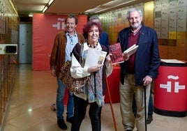 El crítico literario Jordi Gracia; la escritora Maruja Torres; el director del Cervantes, Luis García Montero; el escritor Eduardo Mendoza y el secretario de Estado de Cultura, Jordi Martí, en la Caja de las Letras.