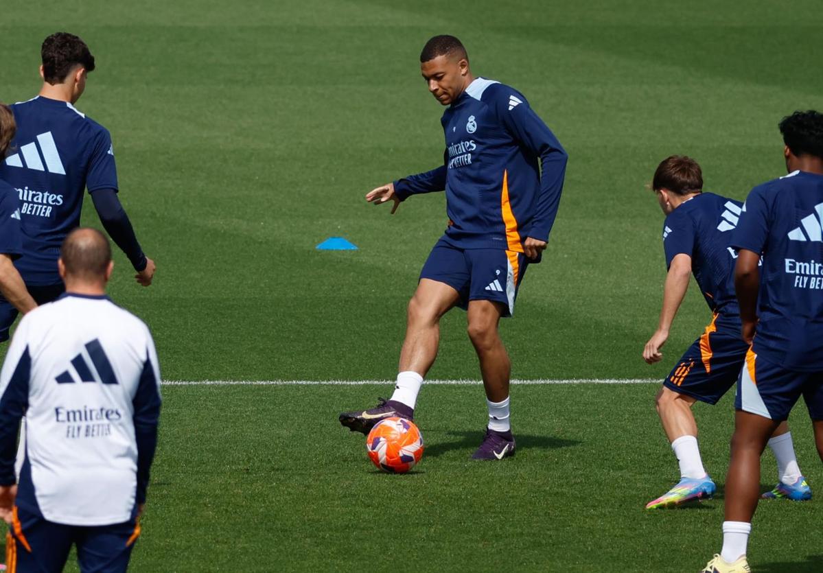 Kylian Mbappé golpea el balón durante el último entrenamiento del Real Madrid antes del partido frente al Sevilla.