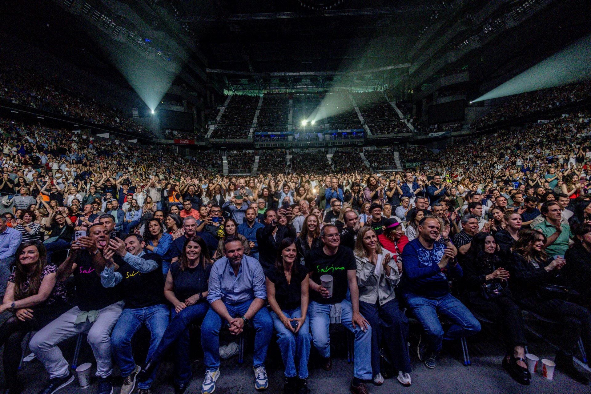 Imagen secundaria 1 - En la foto superior, Joaquín Sabina, visiblemente emocionado en el concierto; debajo, un pùblico entregado al artista en Madrid; por último, el cantautor saludando desde el escenario.