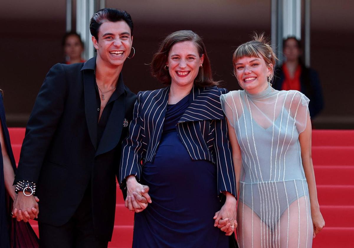 Carla Simón emociona en Cannes con el cierre de su trilogía familiar