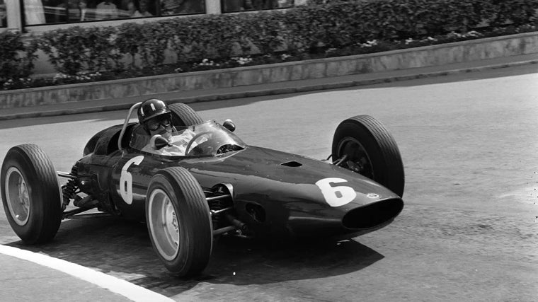 El primer triunfo monegasco de Hill llega en 1963 con el BRM P57, marca con la que repetirá en el 64 y en el 65