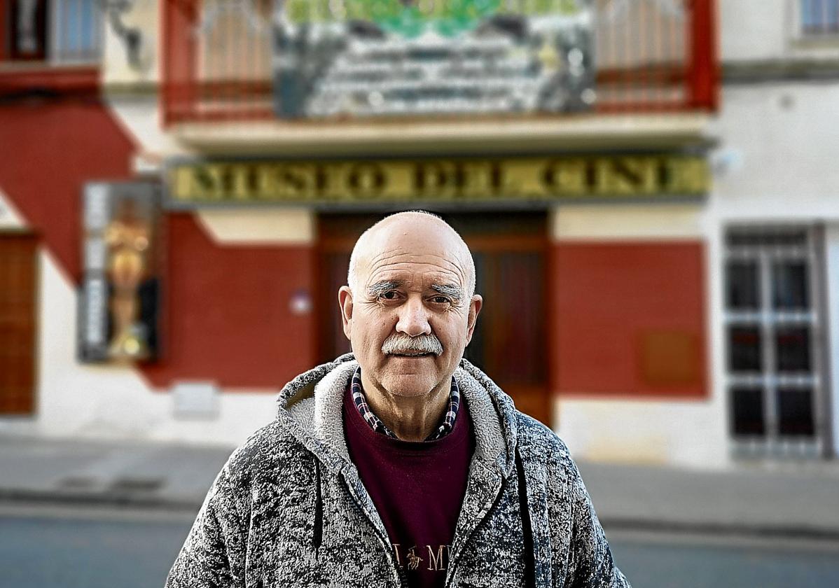 Carlos Jiménez posa a las puertas del museo dedicado al desarrollo técnico del séptimo arte.