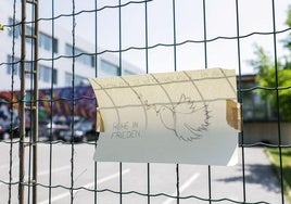 Dibujo con la inscripción «Descansa en paz» en las vallas del colegio tras el tiroteo mortal en Graz, Austria.