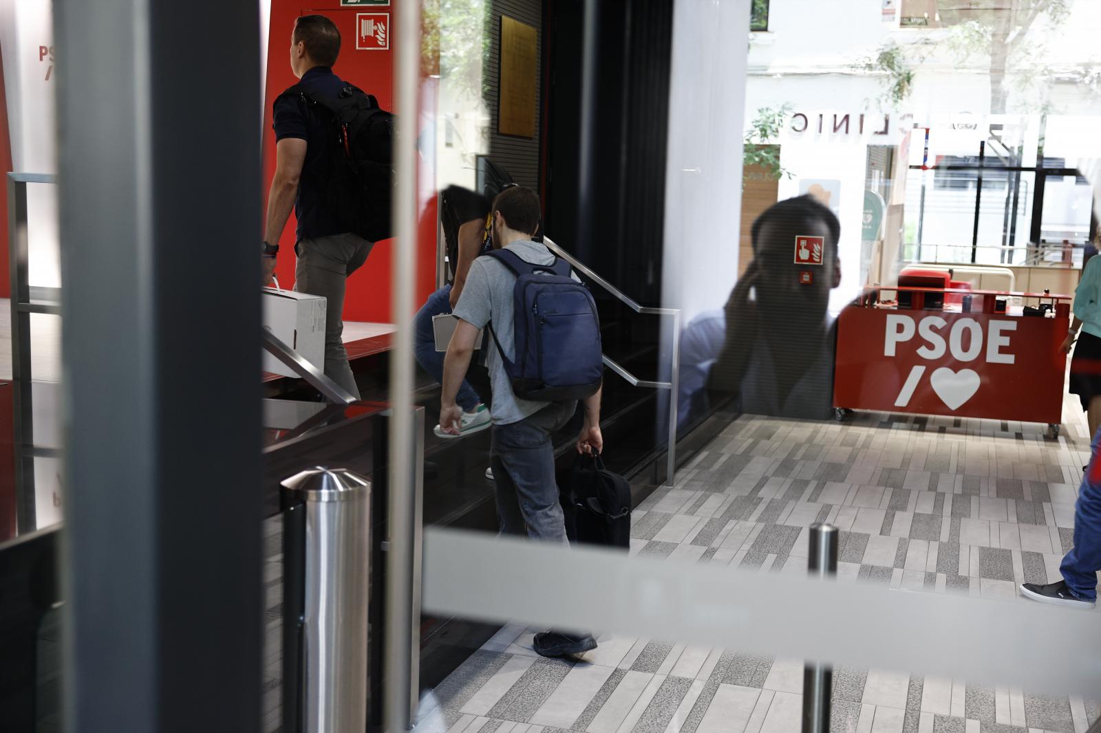 Agentes de la UCO, en la sede del PSOE en la calle Ferraz