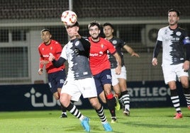 Una acción del encuentro entre Osasuna B y Unionistas.
