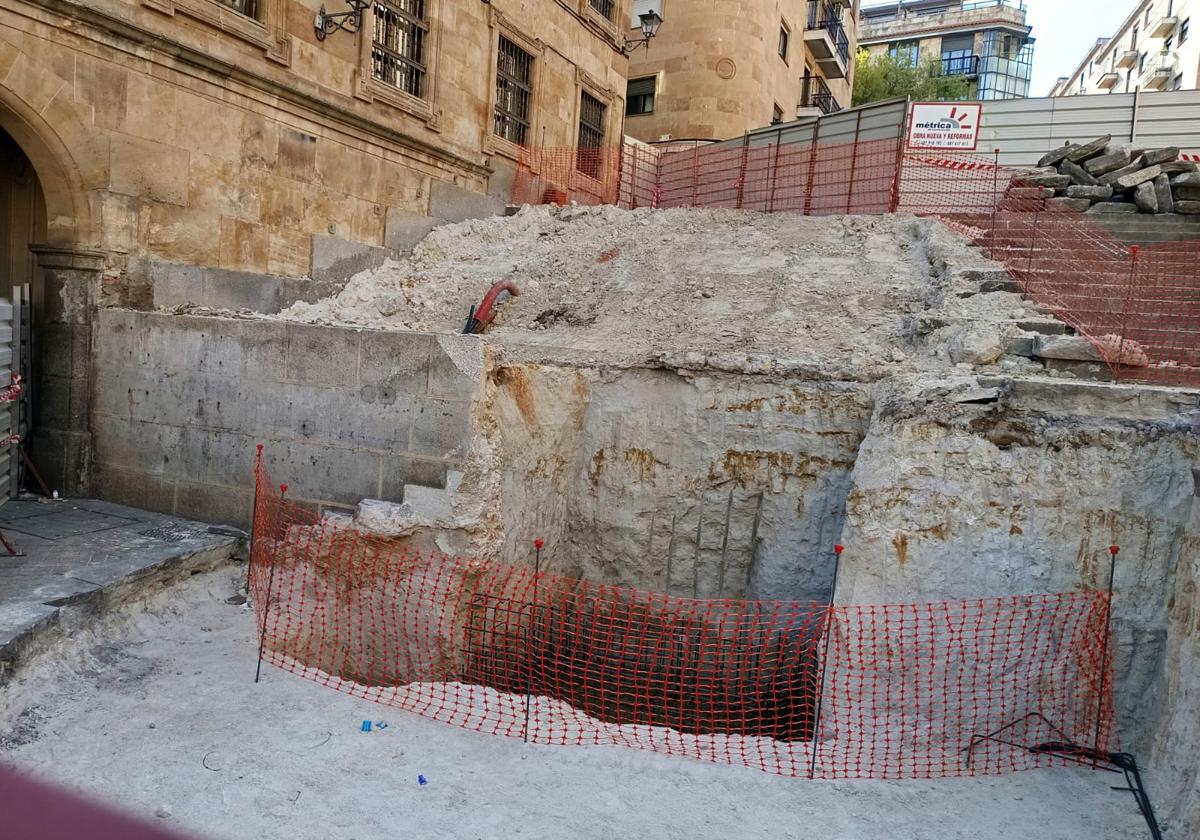 Lugar donde irá encastrado el elevador de las escaleras de la Riojana.