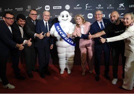 Authorities, chefs and those responsible for the guide, after the presentation.