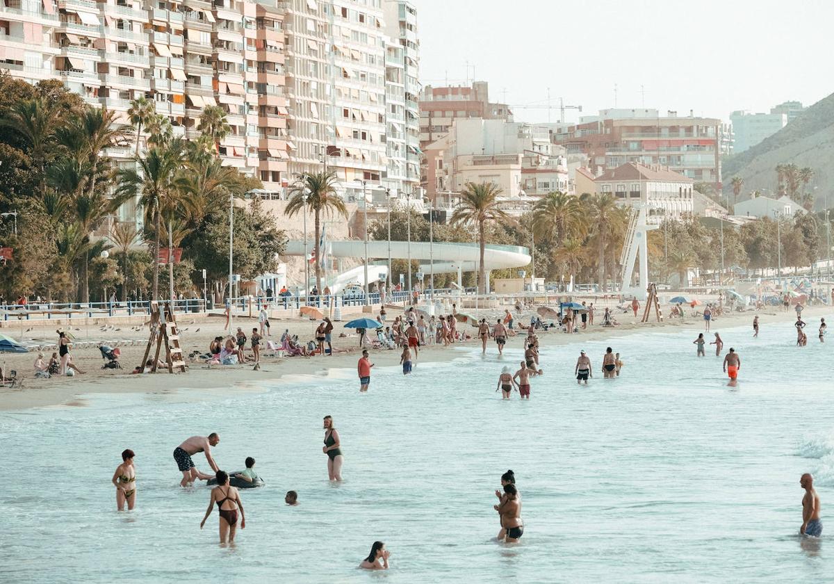 Bañistas en la playa del Postiguet.