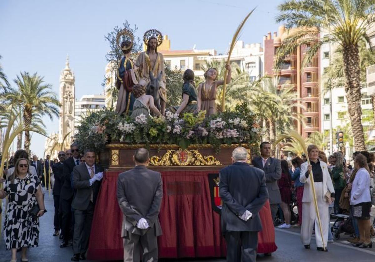 El paso de Jesús Triunfante, avanzando por Alfonso el Sabio.
