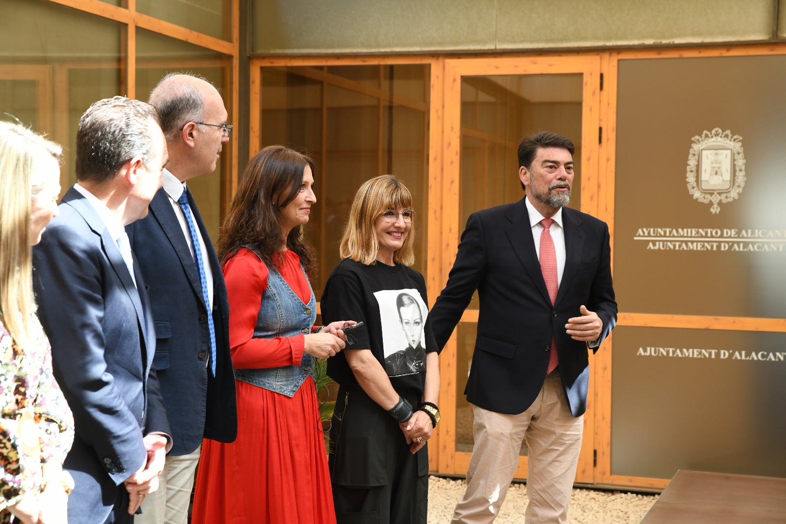 Alicante recibe a sus belleas del foc y dames d&#039;honor