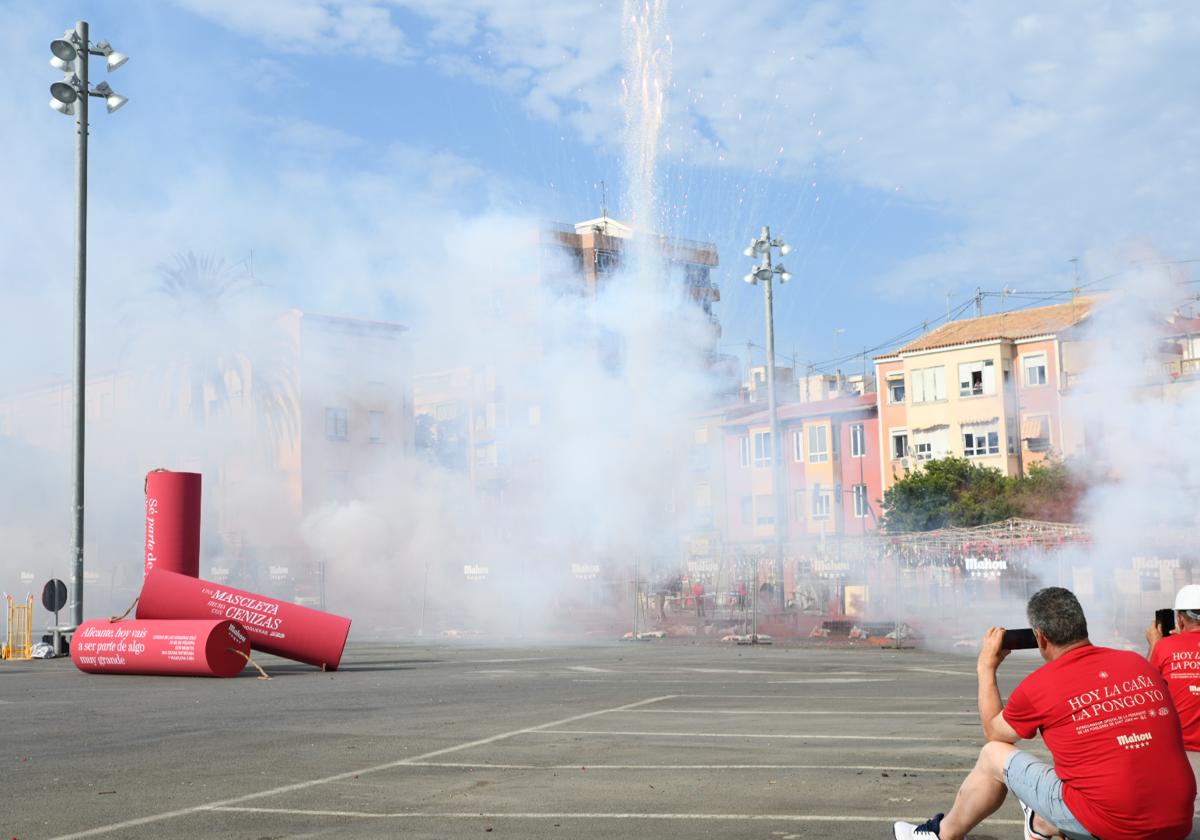 Las Hogueras de Alicante estallan en el &#039;Inici de la Festa&#039; con una frenética mascletà