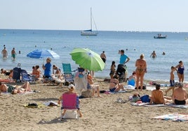 Bañistas en la playa del Postiguet este domingo.