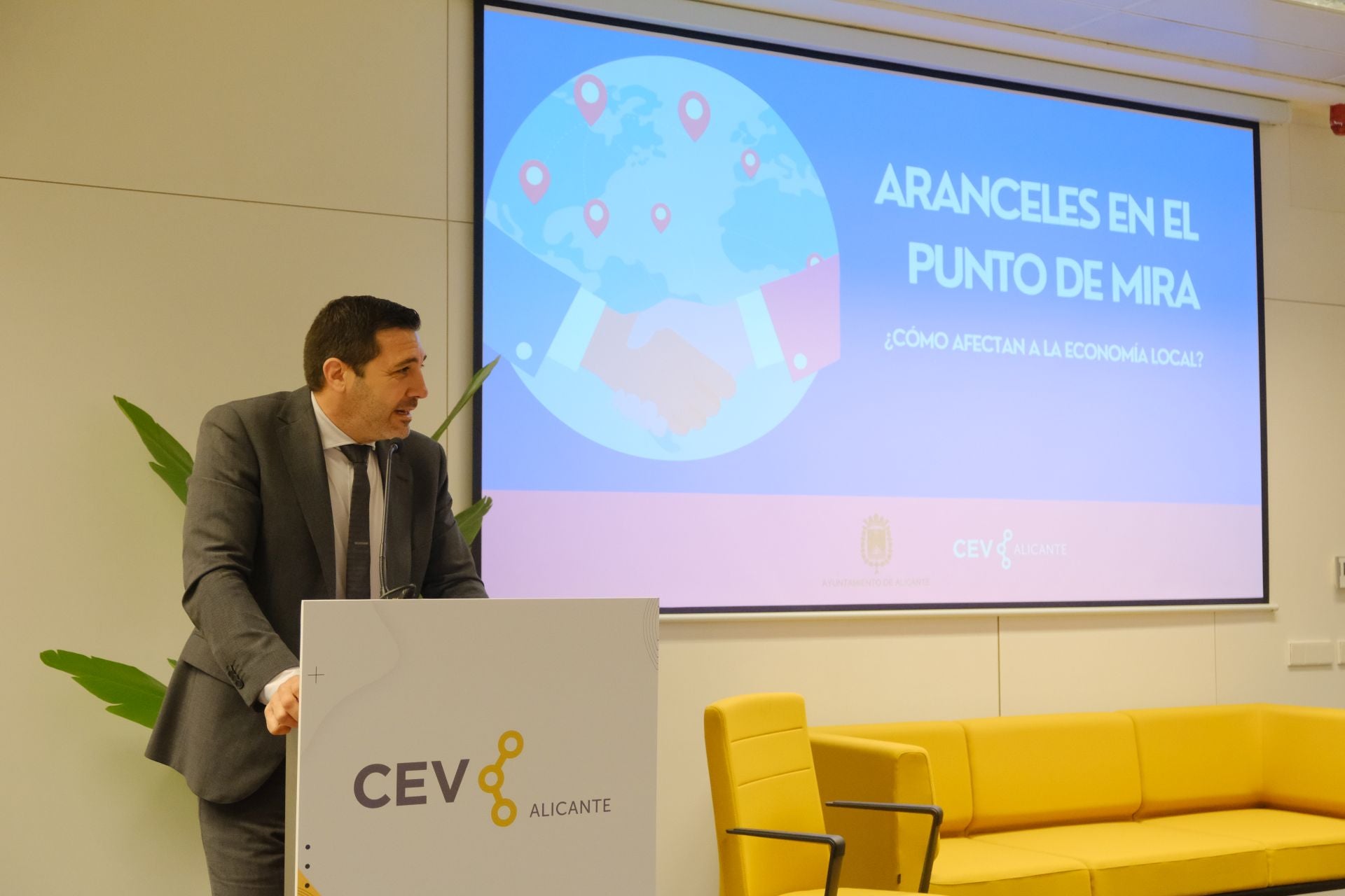 La jornada empresarial de CEV sobre la guerra de aranceles, en imágenes