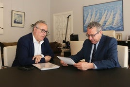 El presidente de la Diputación, Toni Pérez, se reúne con el alcalde, Sergio Carrasco.