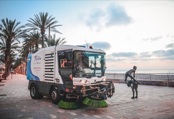Maquinaria de limpieza en el paseo marítimo de Alicante.
