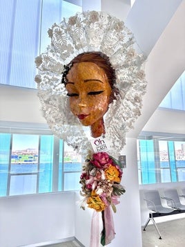 Busto floral de la bellea del foc instalada en la nueva terminal de cruceros.