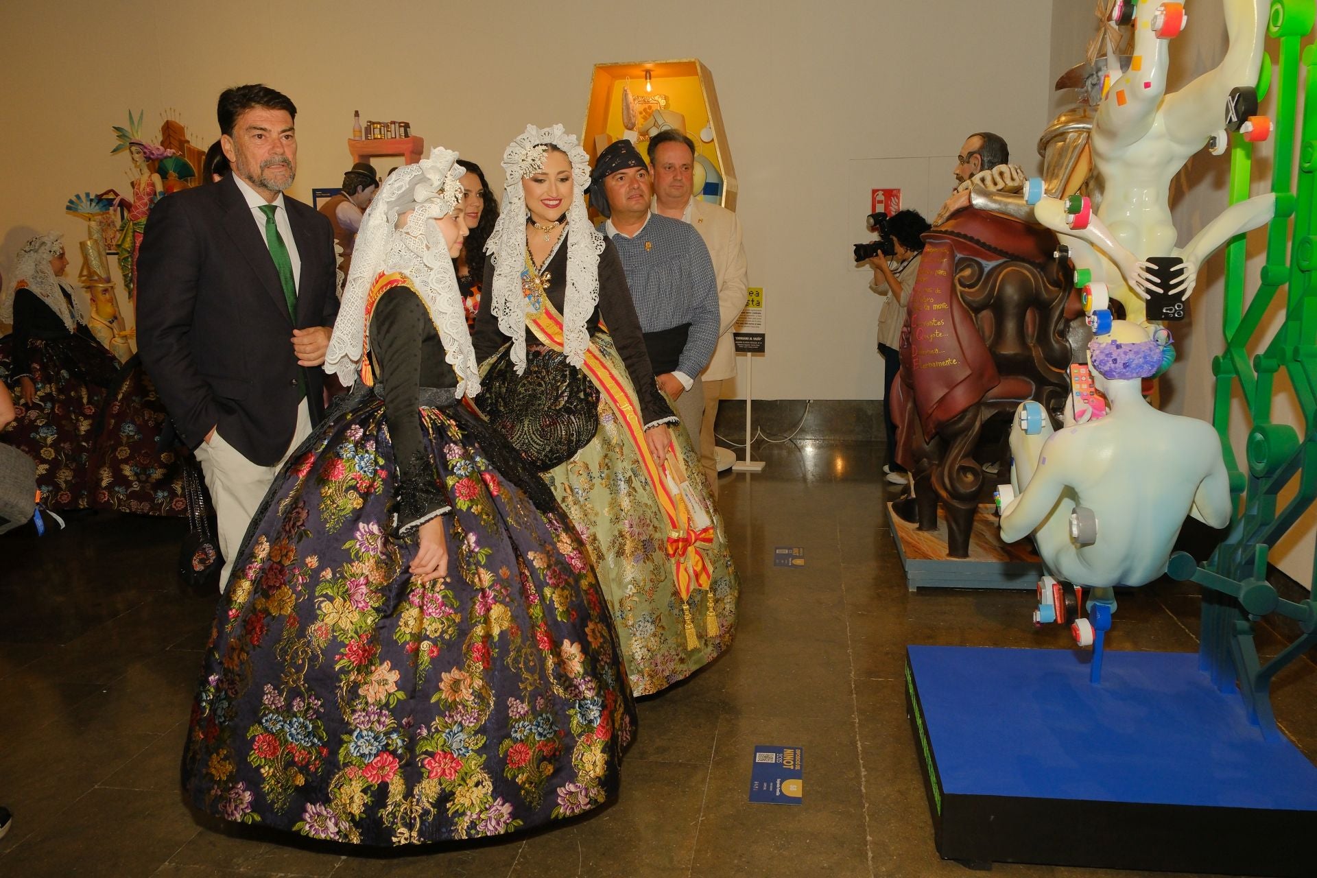 La inauguración y mascletà de la exposición del ninot, foto a foto