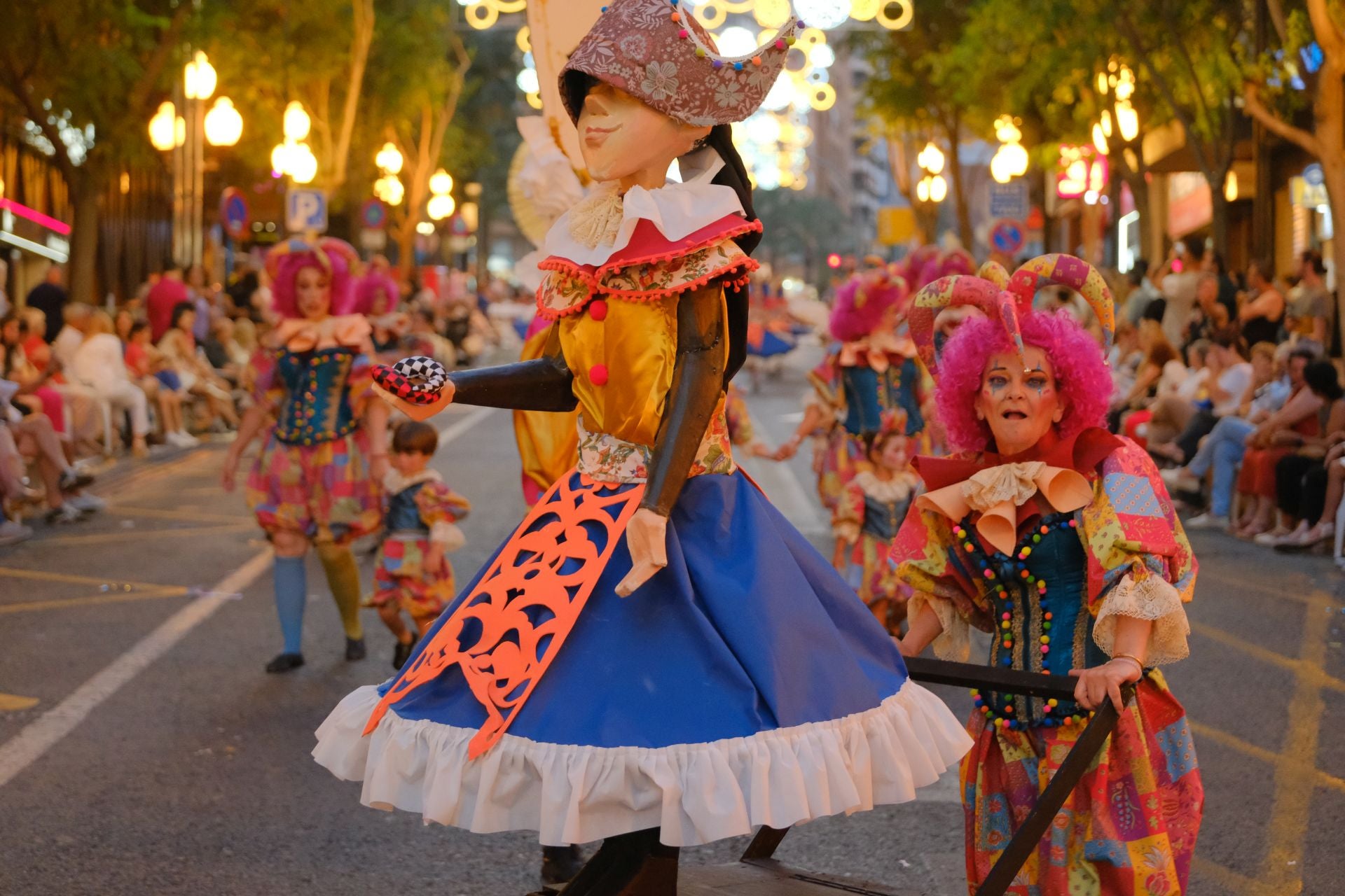 Color, imaginación y humor se dan cita en el desfile del Ninot