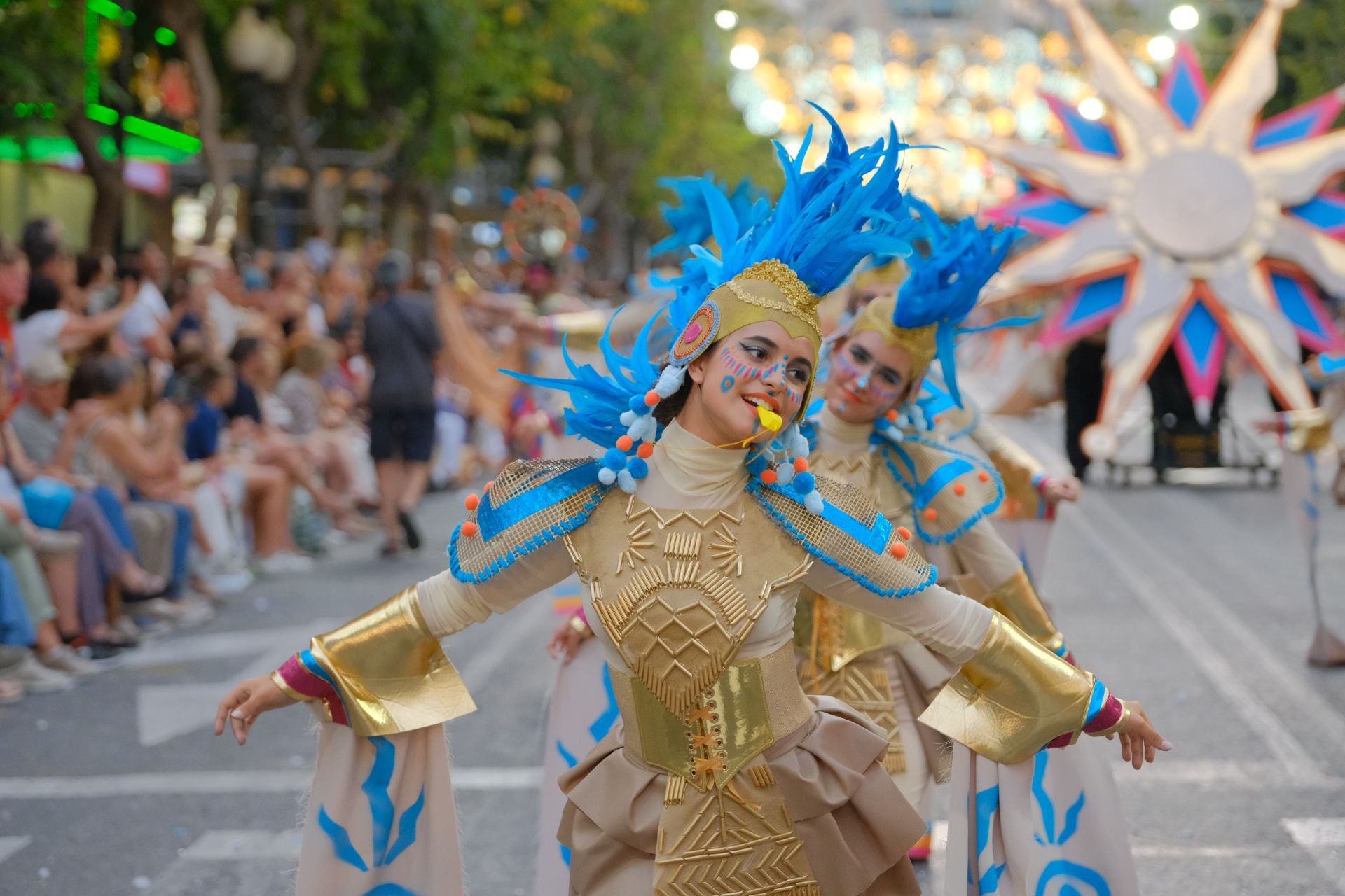 Color, imaginación y humor se dan cita en el desfile del Ninot