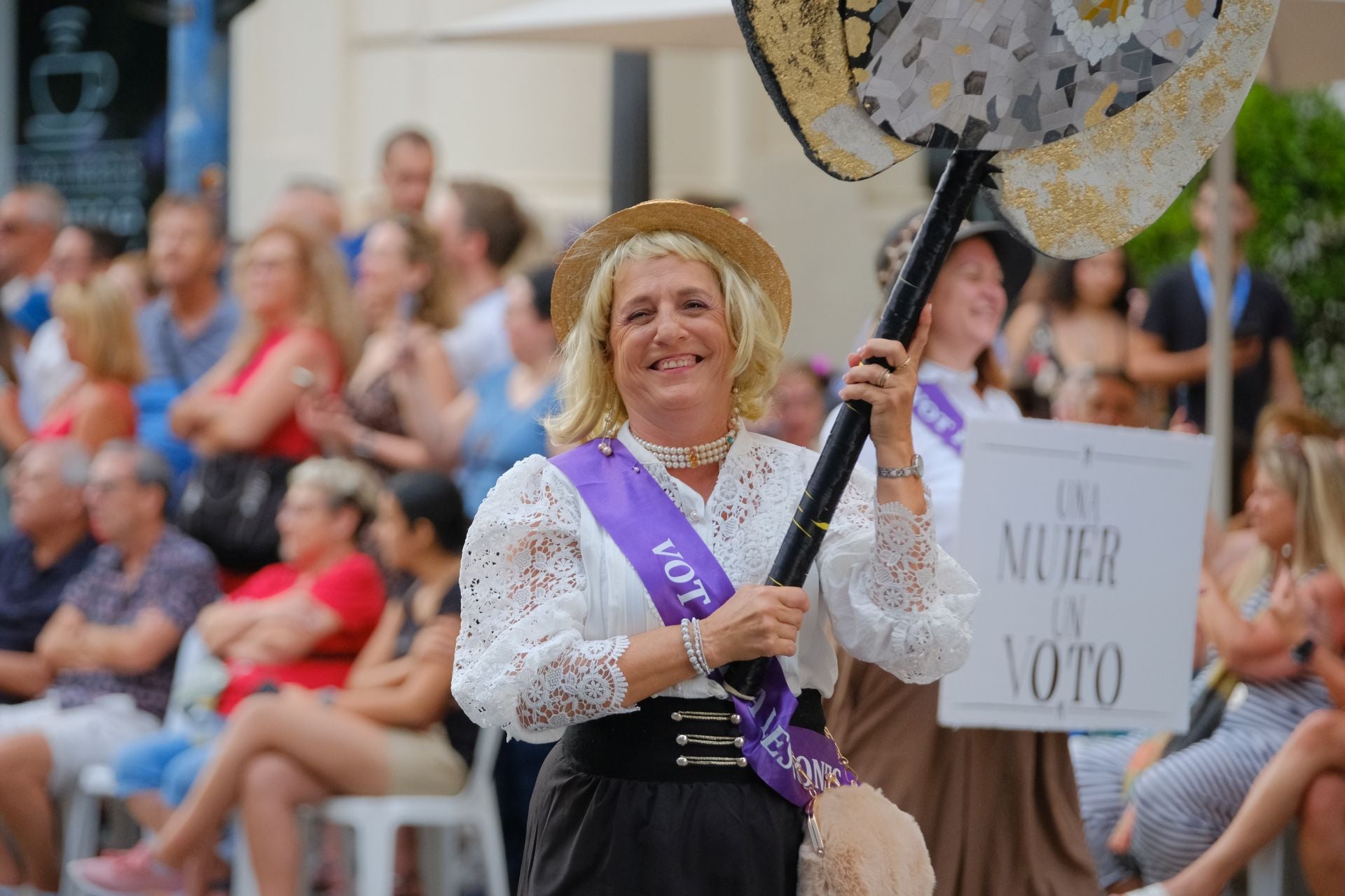 Color, imaginación y humor se dan cita en el desfile del Ninot