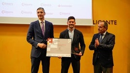 David Santiago, CEO de PCEX Automotive, recogiendo el galardón